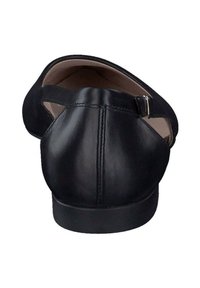 Chaussure en cuir noir avec un dos arrondi, munie d'une sangle et d'une fermeture à boucle. La doublure intérieure est beige et la semelle est plate.
