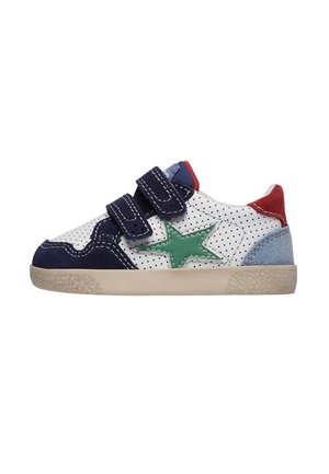 Baskets blanches perforées avec un design bleu marine, rouge et vert. Comprend deux bandes Velcro réglables et une semelle en caoutchouc texturée.