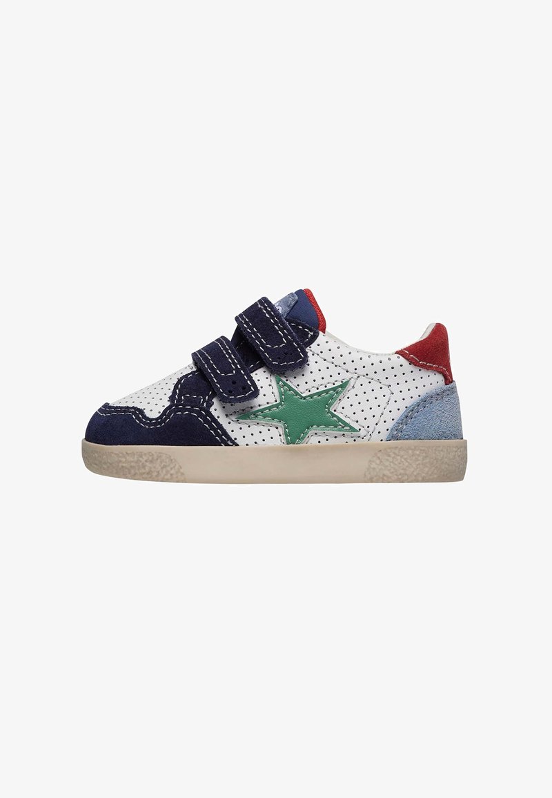 Baskets blanches perforées avec un design bleu marine, rouge et vert. Comprend deux bandes Velcro réglables et une semelle en caoutchouc texturée.