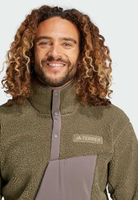 Adidas Terrex PILE SNAP - Vesta od flisa - olive strata