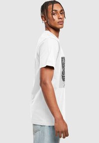 Mister Tee TRUST - Camiseta estampada - weiß