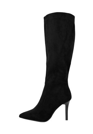 Botte en suede noire, hauteur genou, avec un bout pointu et un talon aiguille. Texture lisse, design épuré, sans quincaillerie ni accents visibles.