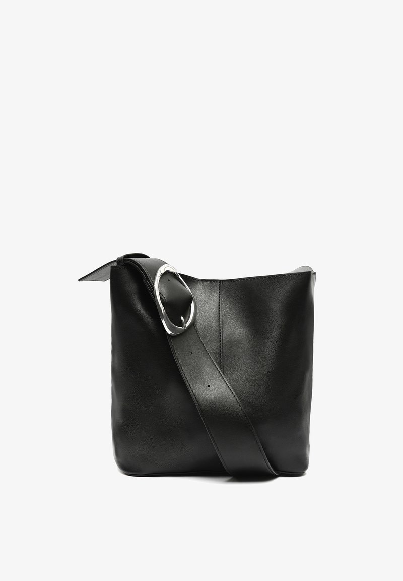 Borsa a spalla in pelle nera con una texture liscia, caratterizzata da una cintura larga e un accentuato hardware in argento. Design minimalista, forma non strutturata.