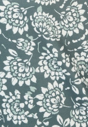 Bloemmotief stof in donker teal, met witte en lichtgroene bloemen. Nette textuur met een herhalend ontwerp en subtiele bladvormen.