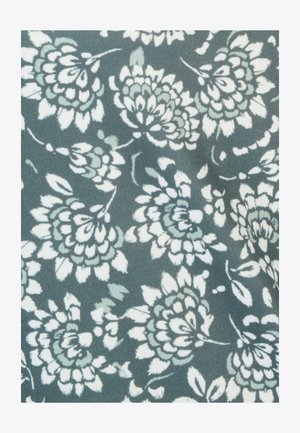 Tela con estampado floral en verde azulado oscuro, con flores blancas y verde claro. Textura suave con un diseño repetido y sutiles acentos de hojas.