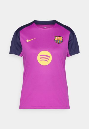 Ljubičasta Nike majica s mornarskim rukavima, sadrži žuti Spotify logotip i grb FC Barcelone na prsima. Prozračna tekstura tkanine.