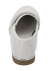 Graue Wildlederschuhe mit offenem Fersenbereich, ausgestattet mit einem dekorativen Strassstreifen entlang des oberen Randes und einer flachen hellbraunen Gummisohle.