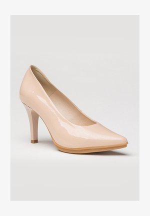 Zapato de tacón alto de charol beige con punta afilada y lados curvados, que presenta un tacón de altura media y un acabado brillante y suave.