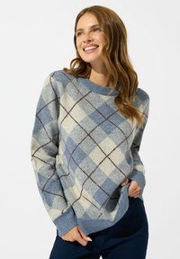 Jasnoniebieski sweter w wzór argyle w kolorze kremowym z okrągłym dekoltem i teksturowanym splotem. Posiada burgundowe akcenty oraz ściągacze przy mankietach.