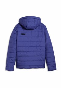 Lilla pufferjakke med hætte, featuring horisontal syninger og et sort logo på ryggen. Letvægts, glat tekstur og tætsiddende pasform.