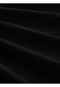 Tessuto nero con una texture liscia e opaca e una leggera elasticità, che si drappeggia in morbide pieghe. Nessun motivo o dettaglio visibile.