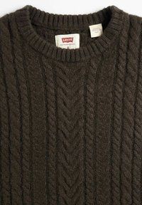 Ciemnobrązowy sweter w splot kablowy z żeberkowym dekoltem. Posiada widoczne teksturowane wzory oraz metkę Levi's na kołnierzyku.