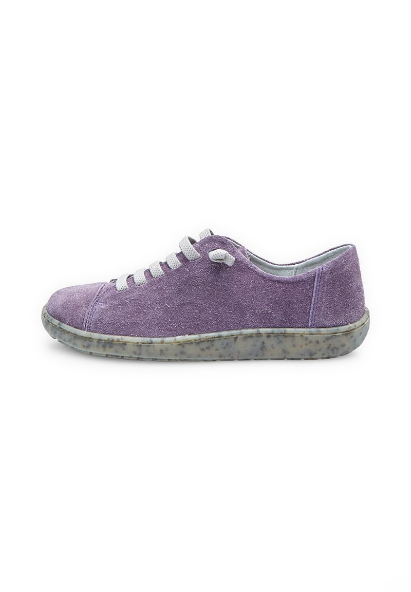 Pantofii sport casual din suede mov, cu șireturi albe și o talpă din cauciuc transparent cu pete, prezentati din lateral pe un fundal alb.