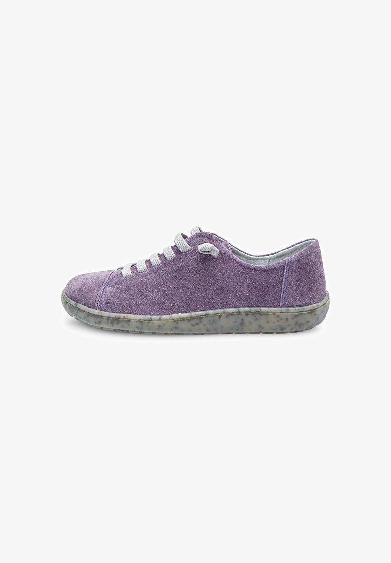 Zapatilla casual de ante morado con cordones blancos y una suela de goma translúcida moteada, mostrada de lado sobre un fondo blanco.