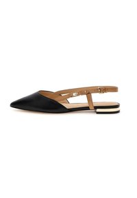 Juodas odinis slingback baletas su smailiu snapu, šviesiai rudos spalvos kulkšnies dirželiu ir mažu juodu bei baltu blokiniu kulnu. Lygi tekstūra, minimalistinis dizainas.