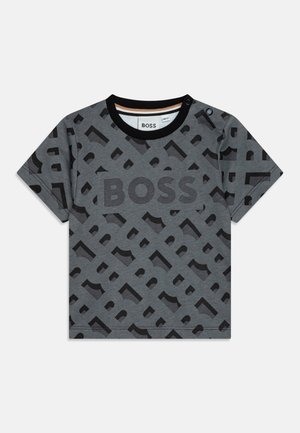 T-shirt en coton gris avec un motif en blocs noirs répété, logo "BOSS" en évidence et un col ras du cou noir côtelé avec des boutons pression.