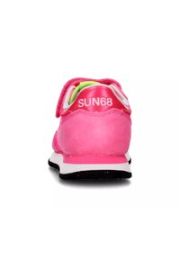 La sneaker rosa presenta una toma in suede con colletto imbottito, lacci bianchi e suola in gomma nera. Logo "SUN68" in bianco sul tallone.