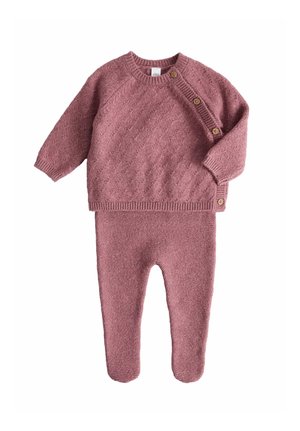 Weicher Strick-Babyanzug in staubigem Rosa mit langen Ärmeln, Knopfverschluss an der Schulter und passenden Fußedeln.