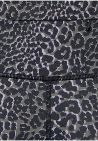 Athletisches Gewebe mit Leopardenmuster in dunklem Grau und Lavendel, mit einer glatten Textur und schwarzen Nähten.