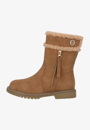 Brune faux suede ankelstøvle med en plysset beige manchet, guldlåsdetaile og et dekorativt logo, der har en tekstureret gummisål for godt fodfæste.