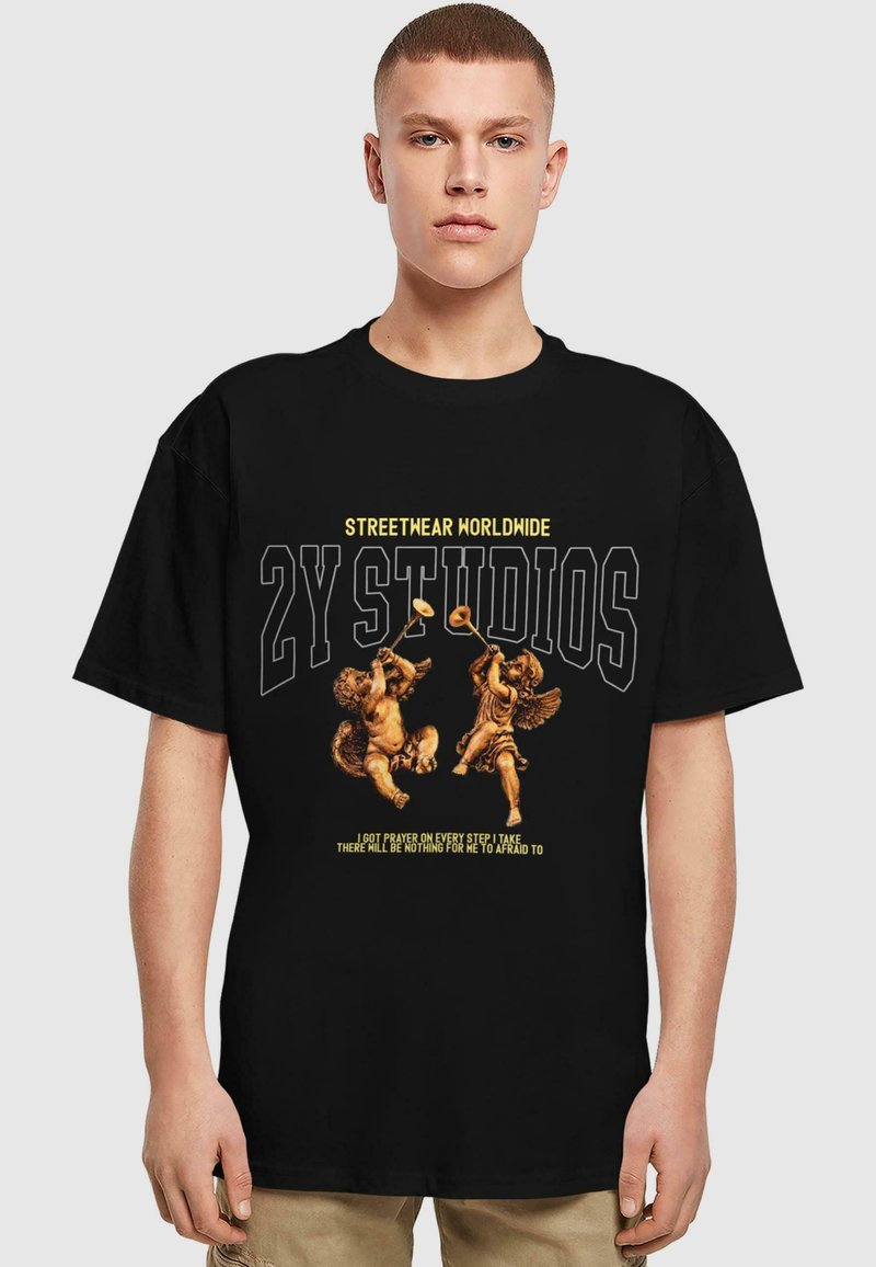 Juodas medvilninis marškinėliai su auksiniais cherubimo piešiniais, ryškiais užrašais "2Y STUDIOS" ir "STREETWEAR WORLDWIDE" kontrastingomis spalvomis.