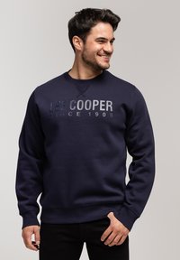 Granatowy sweter z okrągłym dekoltem wykonany z mieszanki bawełny, z textured logo "LEE COOPER SINCE 1908" na klatce piersiowej oraz prążkowanymi ściągaczami.
