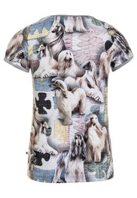 Kortärmad t-shirt med en färgglad lapptäckedesign som visar olika hundraser, främst i nyanser av grått, beige och pastellfärger.