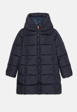 Marineblauer, lang geschnittener, gesteppter Puffer-Mantel mit durchgehendem Reißverschluss, zwei seitlichen Reißverschlusstaschen, elastischen Bündchen und einer gepolsterten Kapuze mit hohem Kragen.