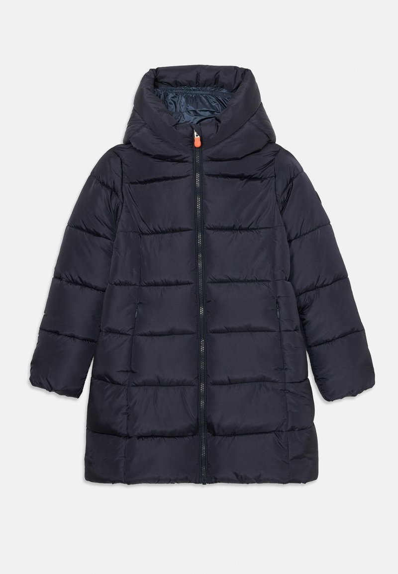 Tumši zils garš quilted pūkains mētelis ar pilnu priekšējo rāvējslēdzēju, divām ar rāvējslēdzēju aizveramām sānu kabatām, elastīgiem aprocēm un polsterētu augstu apkakles kapuci.