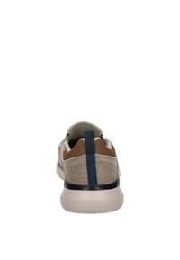 Scarpa con tomaia in tessuto beige, dettagli in rete marroni e un'etichetta sul tallone blu navy. Presenta una suola leggera grigia con una presa texturizzata.