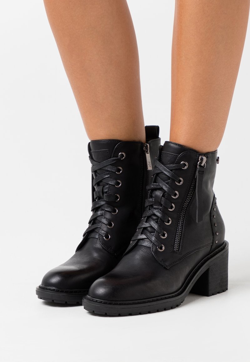 XTI Bottines à lacets - black
