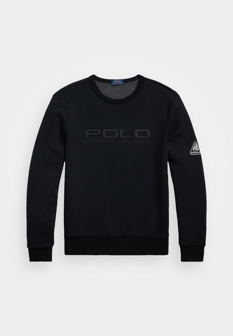 Melns sporta krekls, kas izgatavots no mīksta auduma, ar paceltu "POLO RALPH LAUREN" logo uz krūtīm un trīsstūra logo uz piedurknes.