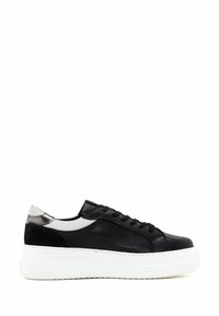 Zapatilla negra de cuero con suela de plataforma blanca, con un diseño elegante, puntera redonda y detalles en gris en el talón y el cuello.