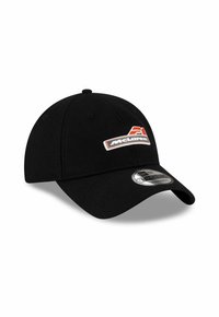 Schwarze Baseballmütze aus Stoff mit gesticktem McLaren-Logo in Rot und Weiß auf der Vorderseite. Mit gewölbtem Schirm.