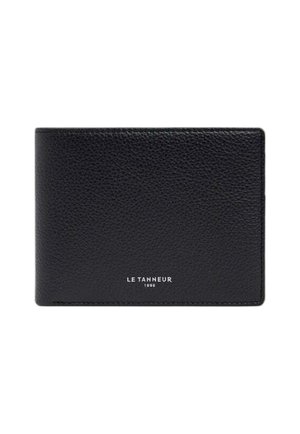 Schwarze Lederbrieftasche mit einer strukturierten Oberfläche. Sie hat ein schlichtes Design und ein geprägt eingestanztes Markenlogo in der unteren Mitte.