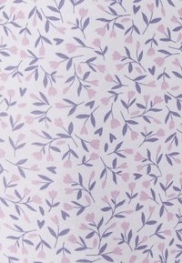 Witte stof met een bloemmotief bestaande uit lavendelbladeren en lichtroze bloemen, wat een verfijnde en decoratieve textuur creëert.