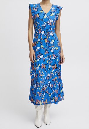 Blaues Midikleid mit mehrfarbigem Blumenmuster, V-Ausschnitt, gerafften Kapuzenärmeln, Taillenbündchen und gestuftem Rock, kombiniert mit weißen spitzen Stiefeln.