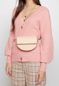 Coccinelle Ledvinka - nude