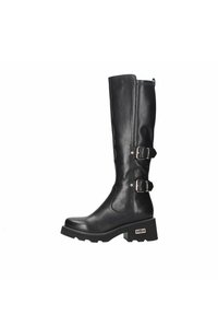 Botas de cuero negras hasta la rodilla con dos hebillas en los laterales, punta redondeada y un tacón grueso con una suela texturizada.
