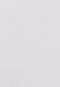 Vit texturerad yta med en slät finish som reflekterar ljus subtilt. Inga distinkta mönster eller beslag synliga. Lämplig för minimalistiska designer.