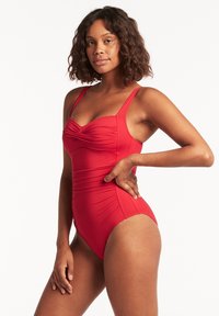 Roter einteiliger Badeanzug mit gerafftem Vorderteil, dünnen Trägern und hoch geschnittenen Beinen. Glattes, elastisches Material mit einer taillierten, figurformenden Passform.