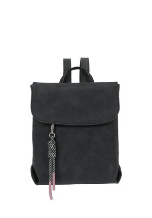 Schwarzer Kunstleder-Rucksack mit Klappenverschluss, ausgestattet mit einem strukturierten Quasten-Detail und verstellbaren Schulterriemen.