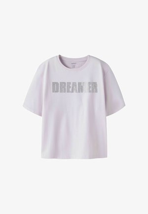 T-shirt à manches courtes violet clair avec le mot "DREAMER" en lettres noires à pois sur la poitrine, col rond, coupe décontractée.