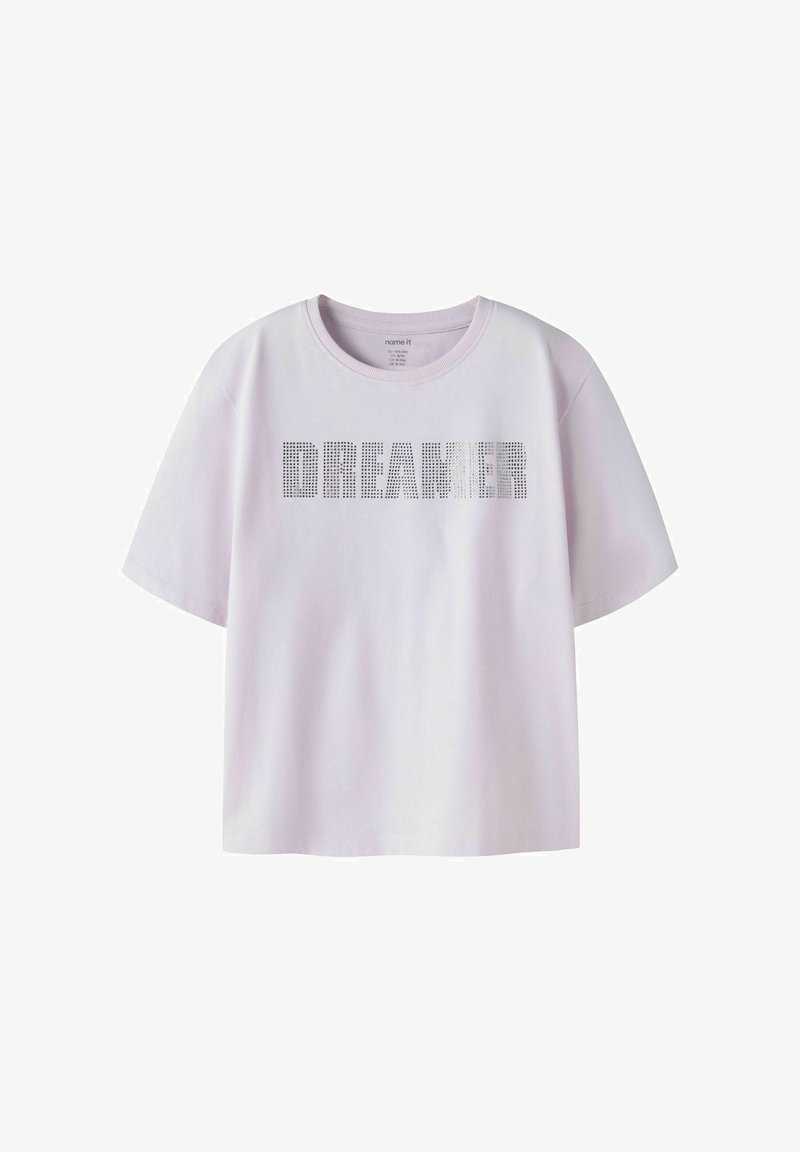T-shirt à manches courtes violet clair avec le mot "DREAMER" en lettres noires à pois sur la poitrine, col rond, coupe décontractée.