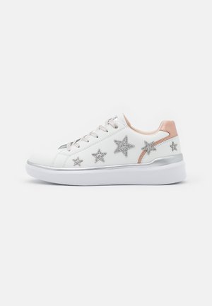 Biały niski sneaker z ozdobami w postaci srebrnych brokatowych gwiazdek, różową metaliczną zakładką na pięcie i grubą białą podeszwą.