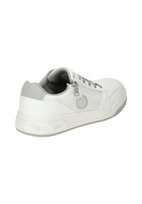 Weiße Sneaker aus Mesh- und Leder Materialien, dezente graue Akzente, rundes Logodetail, flache Gummisohle und metallischer Reißverschluss an der Seite.