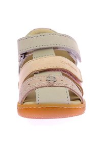 Sandali in pelle verde chiaro e beige con due cinturini regolabili in Velcro, design aperto sulla punta e suola in gomma flessibile.