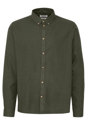 Camicia verde scuro a maniche lunghe con bottoni in un tessuto texturizzato, dotata di colletto classico e bottoni in legno lungo la parte frontale.