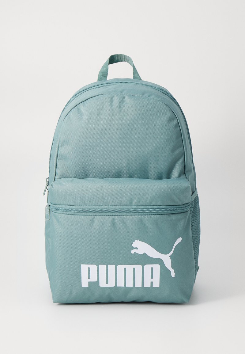 Mochila teal com uma textura suave, apresentando um bolso frontal com fecho e o logotipo branco da Puma. Inclui uma alça superior e alças ajustáveis.