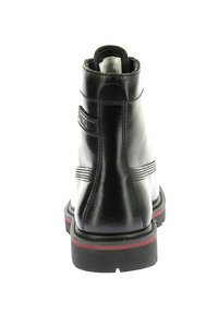 Botas negras de cuero hasta el tobillo con un acabado liso, que presentan un tacón alto, una forma estructurada y una suela texturizada con detalles en rojo.